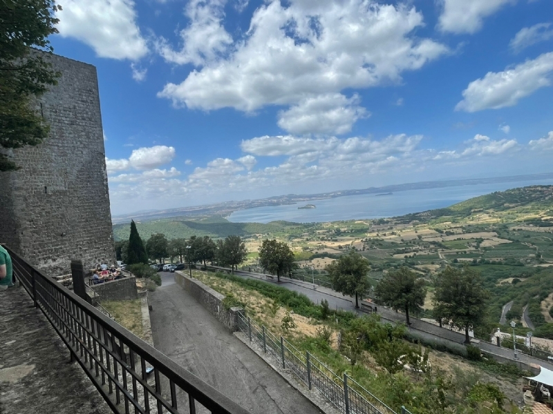 Zicht op het meer vanaf de de burcht van Montefiascone Zicht op het meer vanaf de de burcht van Montefiascone