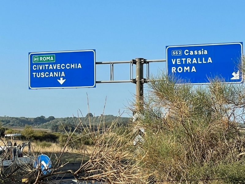 Zelfs op de snelweg, die ik passeerde leiden alle wegen naar Rome Zelfs op de snelweg, die ik passeerde leiden alle wegen naar Rome