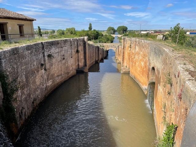 Palencia, de provincie waar we nu zitten is een echte landbouwprovincie en het water voor de landbouw wordt oa met het Canal De Castillia aangevoerd