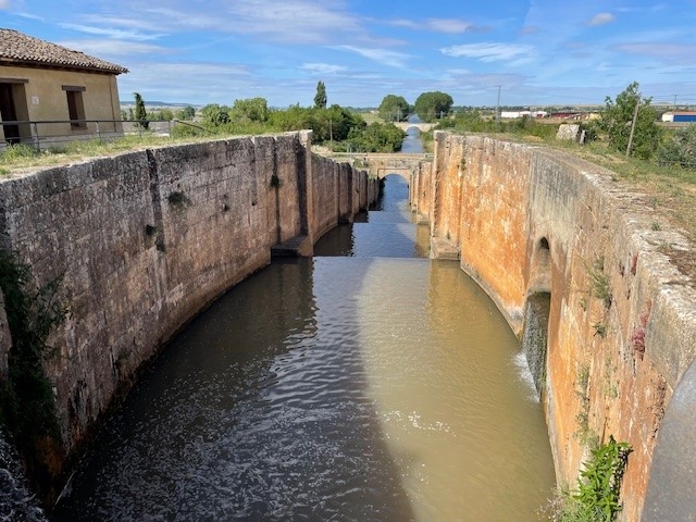 Palencia, de provincie waar we nu zitten is een echte landbouwprovincie en het water voor de landbouw wordt oa met het Canal De Castillia aangevoerd Palencia, de provincie waar we nu zitten is een echte landbouwprovincie en het water voor de landbouw wordt oa met het Canal De Castillia aangevoerd